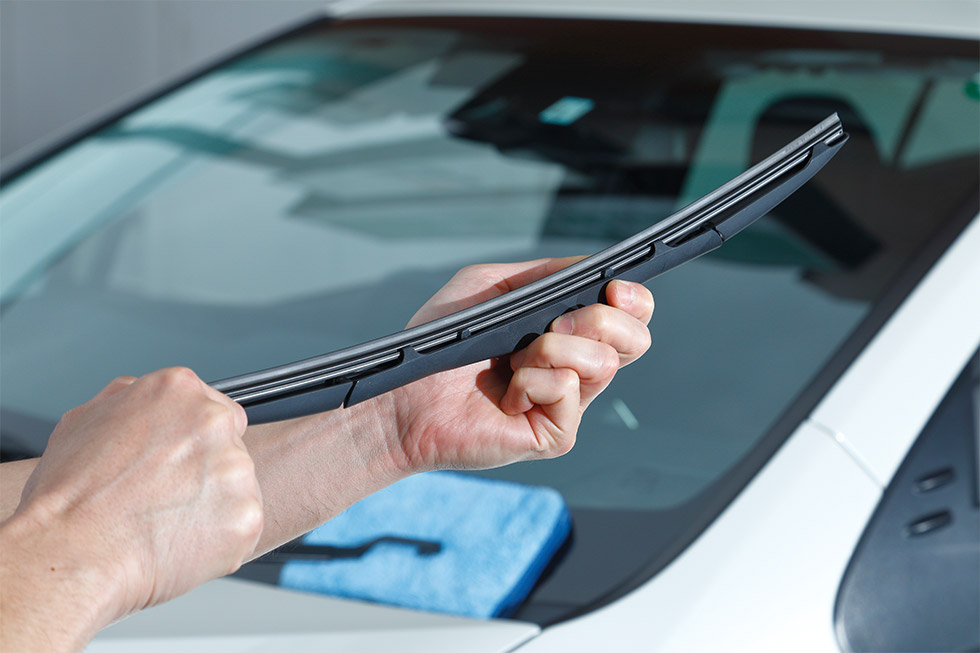 明るい視界はワイパーブレードの定期的な交換で確保