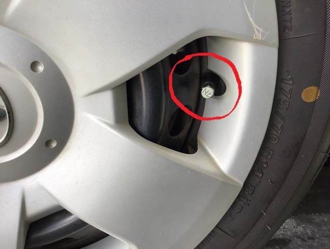 空気圧点検、窒素ガス充填を実施