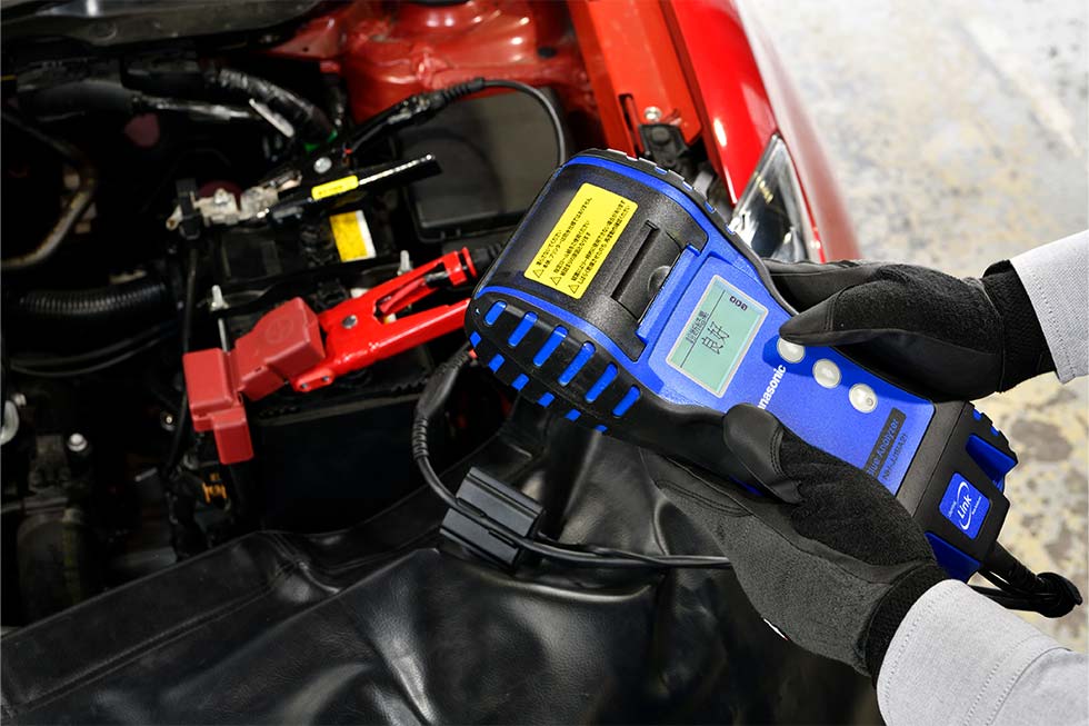 最新の専用機材(バッテリーチェッカー)による点検。