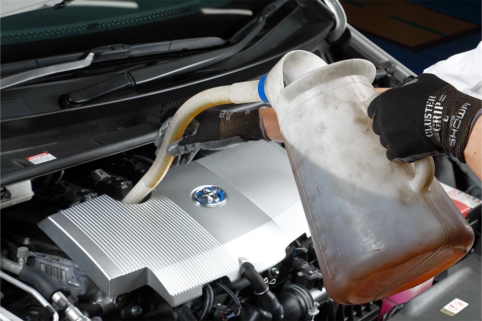 オイル交換もコクピット・タイヤ館におまかせください!! 丁寧で確実な作業手順をご紹介します