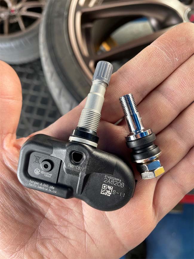 スバルBRZにTPMSを取り付け