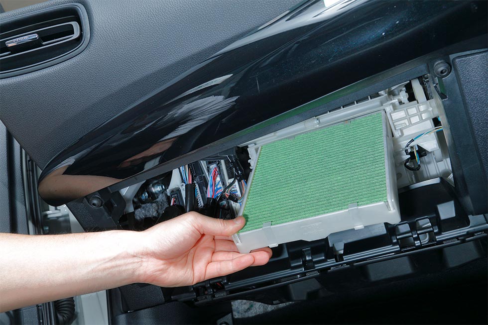 エアコンフィルターっていつ交換しましたか？ 定期的に交換しないとニオイが気になりますよ