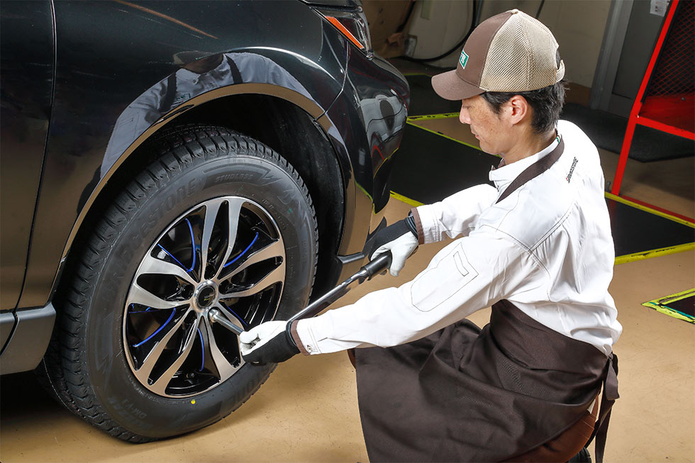 スタッドレスタイヤへの履き替えは早めがおすすめ。さらにWEB予約で待ち時間を解消