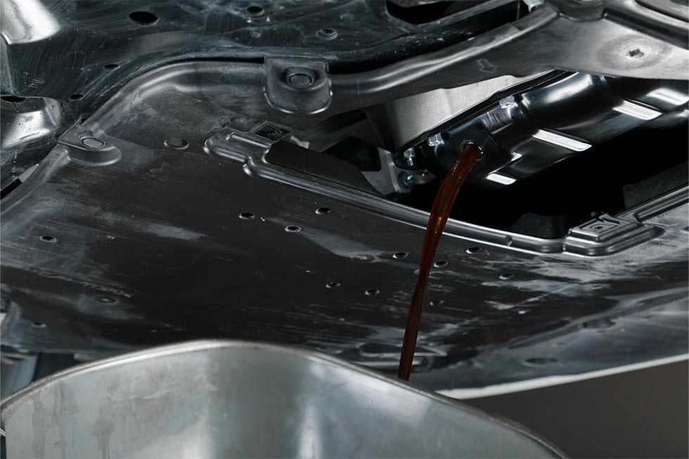 エンジンオイルの抜き取り