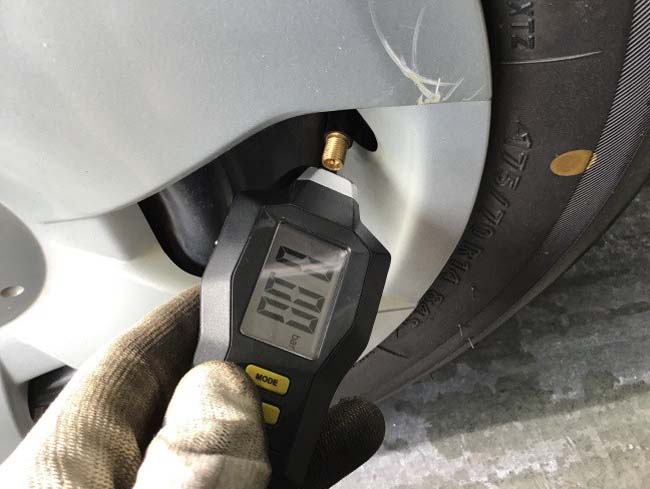 空気圧点検、窒素ガス充填を実施