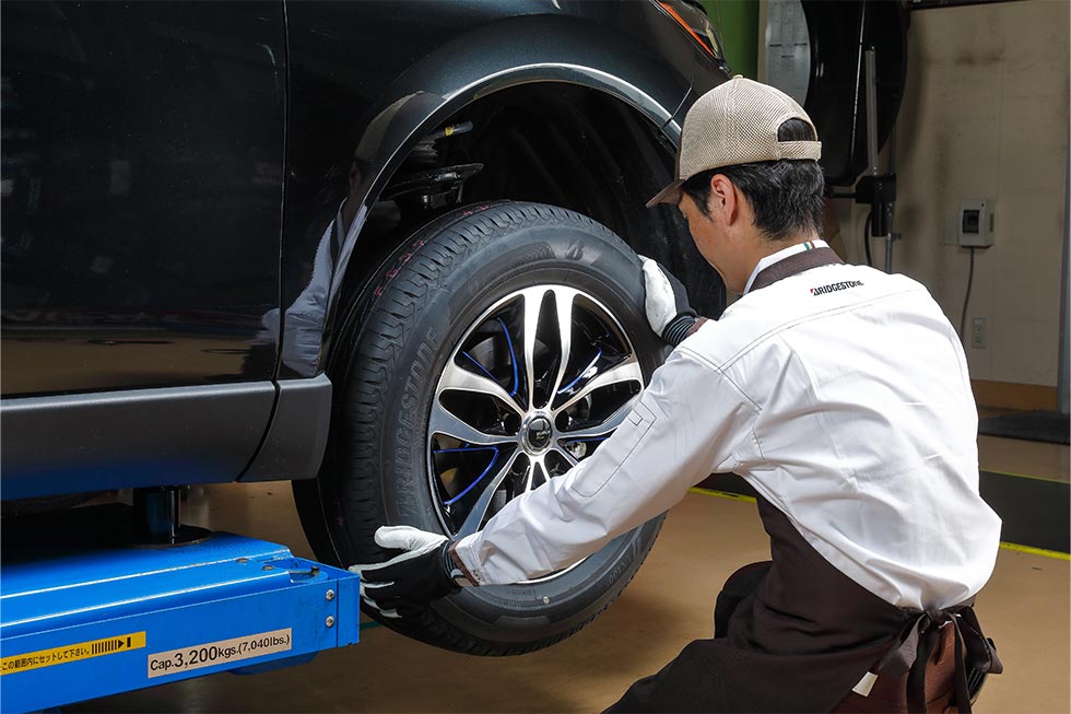 タイヤがパンクしても慌てずにコクピット・タイヤ館にお任せください
