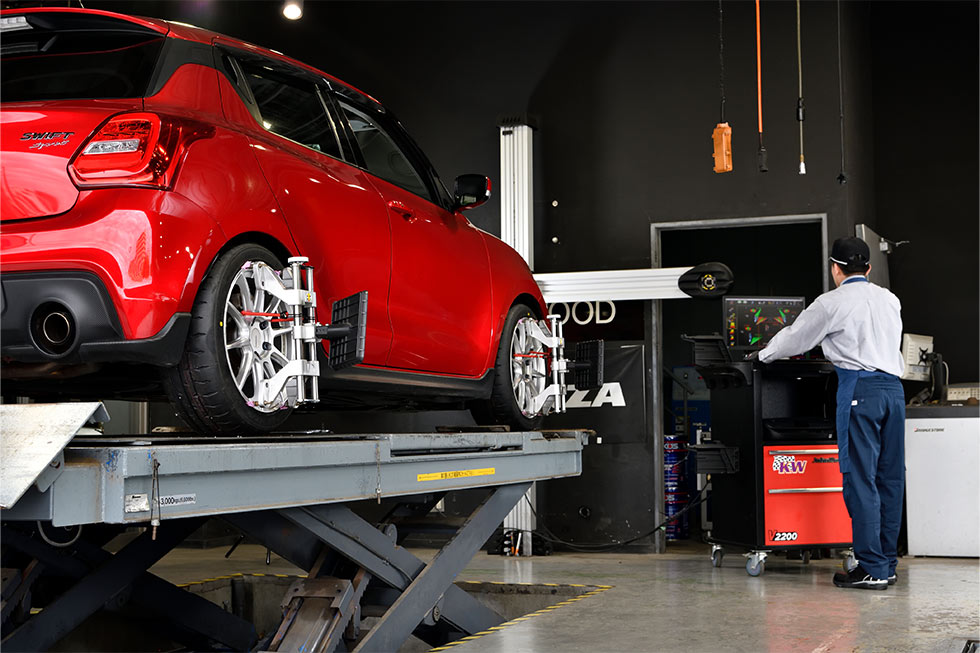 気になる症状はアライメントのズレが原因かもしれません。アライメント測定･調整でタイヤ長持ち、走りもスムーズに。