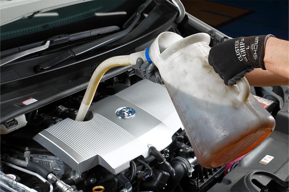 規定量のエンジンオイルの注入