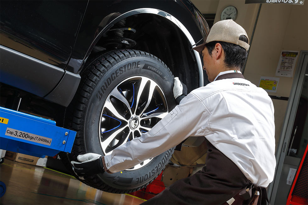 夏タイヤ⇔冬タイヤへのタイヤ履き替えはプロにお任せ。しっかり点検/作業し、より安全で快適なカーライフにつなげます。