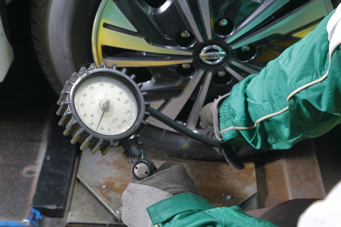 タイヤ点検・タイヤ空気圧充填・100km点検